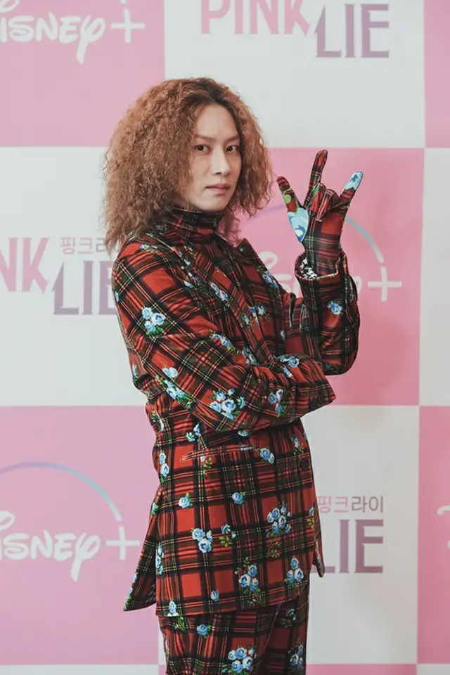 ヒチョル（SUPER JUNIOR）、型破りなビジュアル！「ピンク・ライ」のMCに（画像提供:wowkorea）