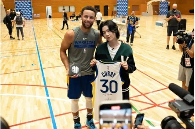 ステフィン・カリー（左）とSUGA（ツイッターより）＝（聯合ニュース）≪転載・転用禁止≫