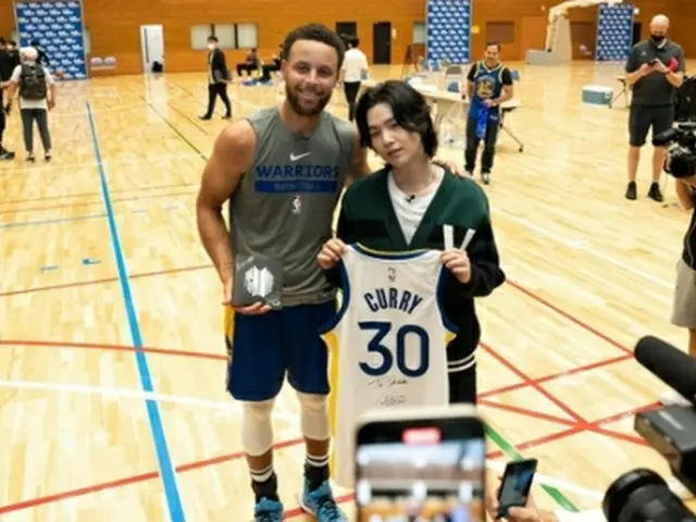 ステフィン・カリー（左）とSUGA（ツイッターより）＝（聯合ニュース）≪転載・転用禁止≫