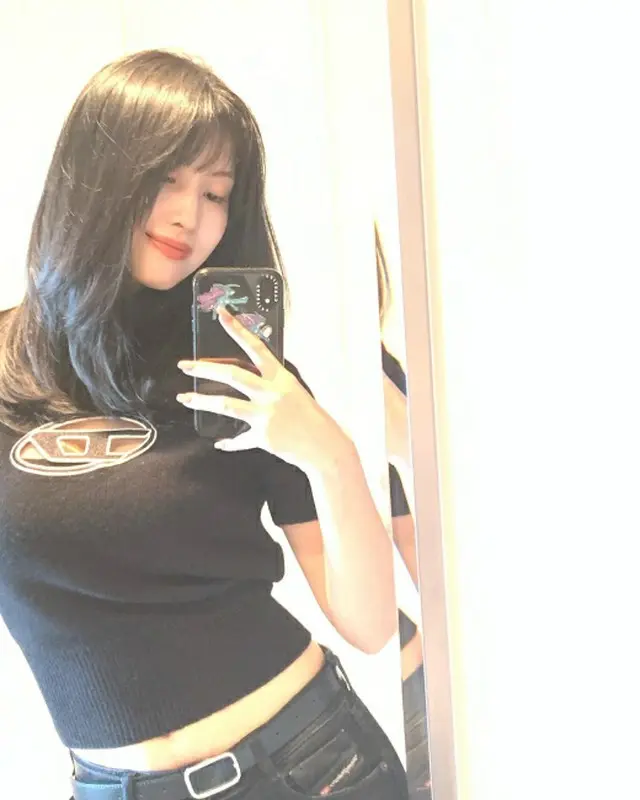 「TWICE」モモ、胸がポンと開いたTシャツ…さすが自信に満ちている（画像提供:wowkorea）