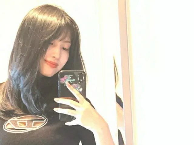 「TWICE」モモ、胸がポンと開いたTシャツ…さすが自信に満ちている（画像提供:wowkorea）