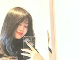 「TWICE」モモ、胸がポンと開いたTシャツ…さすが自信に満ちている