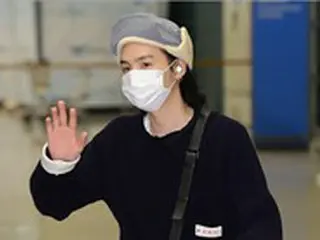 「BTS」SUGA、”夏・秋・冬”3シーズンを一度に着る空港ファンションで帰国