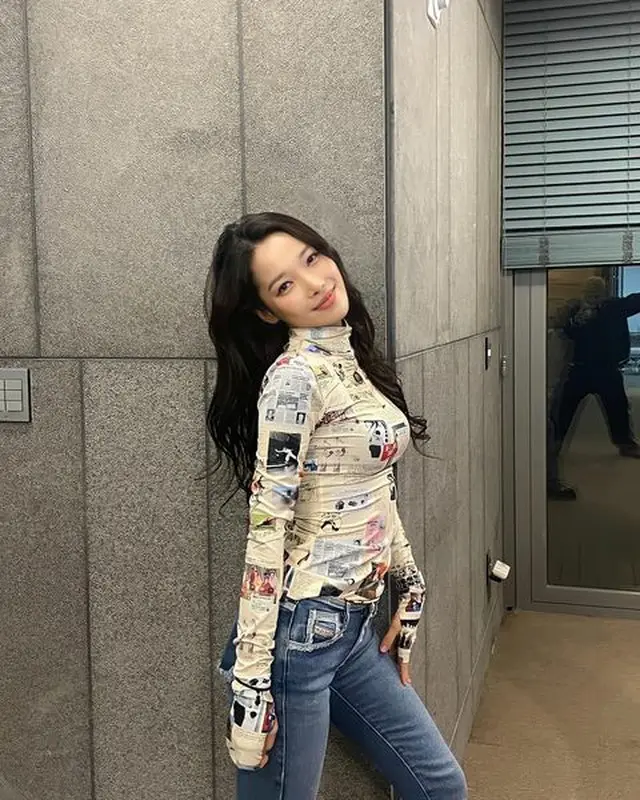 「KARD」チョン・ソミン、スタイルから美貌まで…窓ガラスに映ってるのは誰？（画像提供:wowkorea）