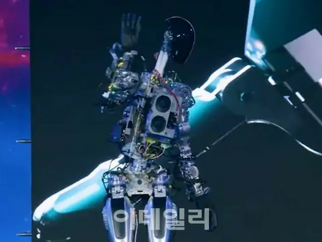 イーロン・マスクがヒト型ロボットを披露…その性能は? = 韓国報道(画像提供:wowkorea)