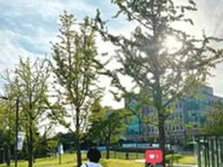 「BTS（防弾少年団）」RM、素朴な外出姿…思い出のピースを共有