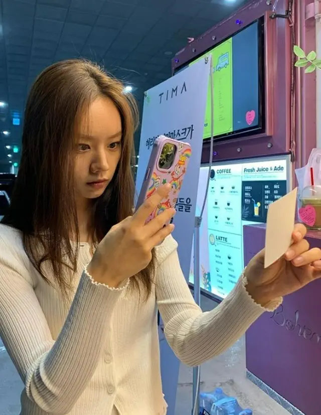 ヘリ（Girl’s Day）、真剣な表情でスマホ撮影しているものは？（画像提供:wowkorea）