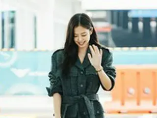 「BLACKPINK」のJENNIE、“人間シャネル”そのもの…注目アイテムで装った空港ファッションが話題