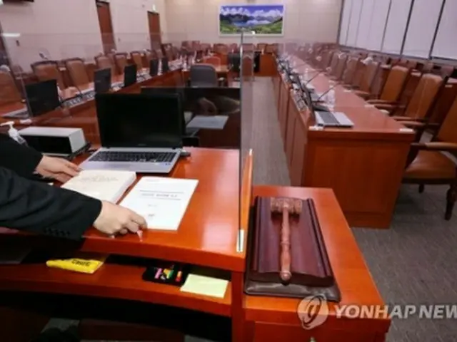 国会外交統一委員会の会議室で3日、関係者が資料を準備している=(聯合ニュース)