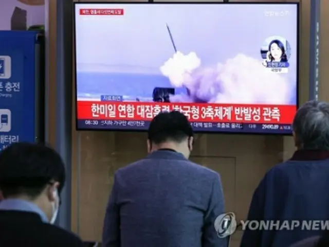 ソウル駅で北朝鮮のミサイル発射のニュースを見つめる市民たち=4日、ソウル(聯合ニュース)