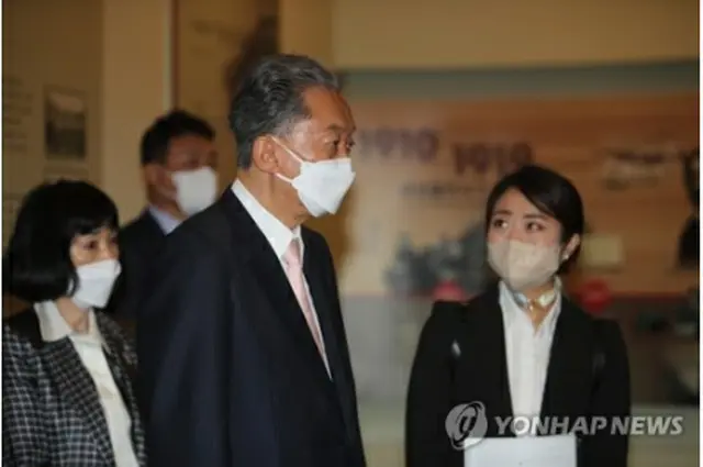 羅州学生独立運動記念館を訪れた鳩山氏＝６日、羅州（聯合ニュース）