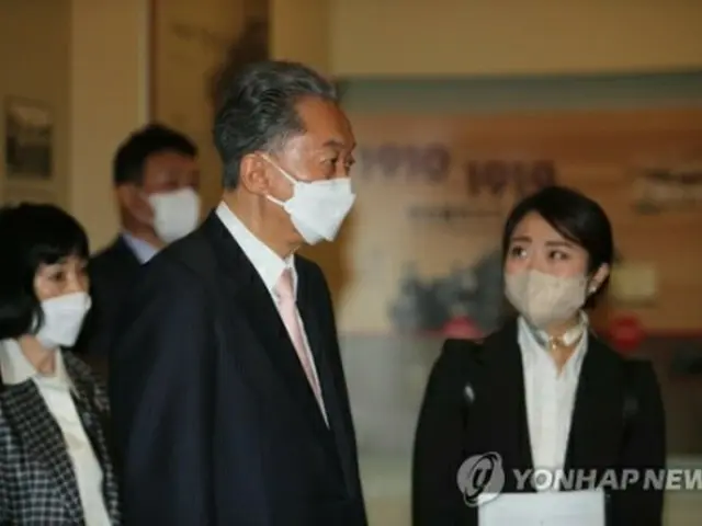 羅州学生独立運動記念館を訪れた鳩山氏＝６日、羅州（聯合ニュース）