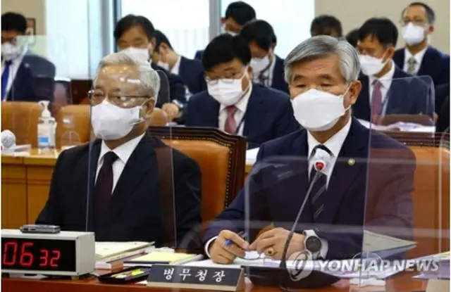国政監査に出席した李基植（イ・ギシク）兵務庁長（右、国会写真記者団）＝（聯合ニュース）