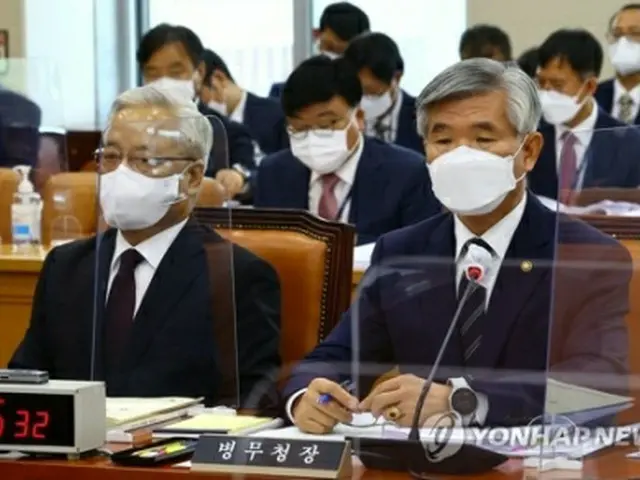国政監査に出席した李基植（イ・ギシク）兵務庁長（右、国会写真記者団）＝（聯合ニュース）