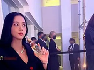 「BLACKPINK」JISOO、座っているのにきわどい超ミニスカート