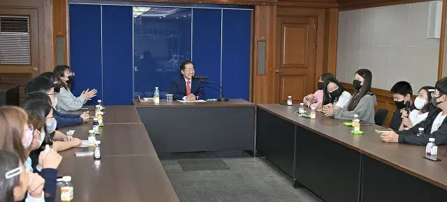 洪準杓、大邱市長（中央）と荊一小学校6年1組の生徒たち（画像提供:wowkorea）