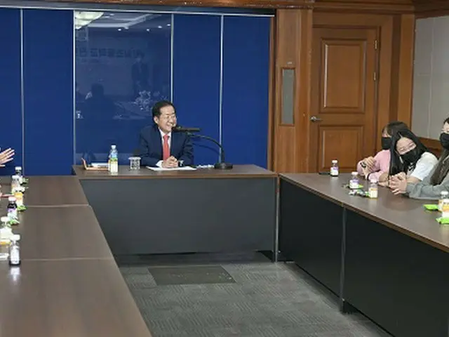洪準杓、大邱市長（中央）と荊一小学校6年1組の生徒たち（画像提供:wowkorea）