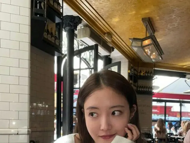 女優イ・セヨン、鎖骨を見せた個性的なニットファッション「パリっ子もざわめく美貌」（画像提供:wowkorea）