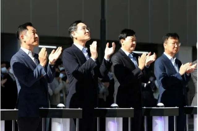完工式に出席した李副会長（左から２人目）ら（サムスン電子提供）＝（聯合ニュース）≪転載・転用禁止≫
