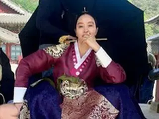 女優キム・ヘス、韓服を着て大股を？…「素足露出で半端じゃないオーラ」