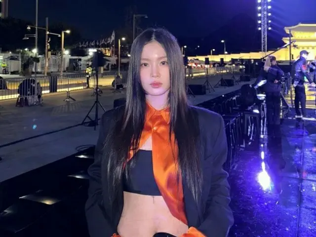歌手イ・ハイ、寒さの中でもへそ出しファッションショールック…”痩せたね”（画像提供:wowkorea）