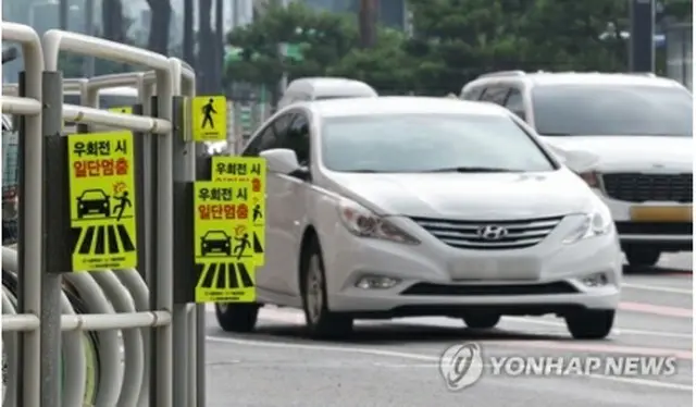 警察は12日から車の交差点右折時の一時停止違反を取り締まる（資料写真）＝（聯合ニュース）