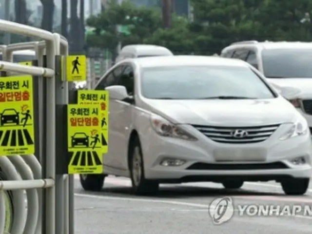 警察は12日から車の交差点右折時の一時停止違反を取り締まる（資料写真）＝（聯合ニュース）