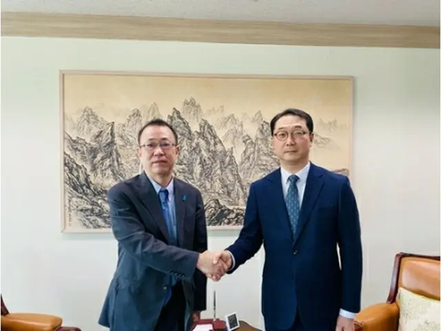 会談で握手を交わす韓国外交部の金健・朝鮮半島平和交渉本部長（右）と日本外務省の船越健裕アジア大洋州局長（外交部提供）＝１２日、ソウル（聯合ニュース）