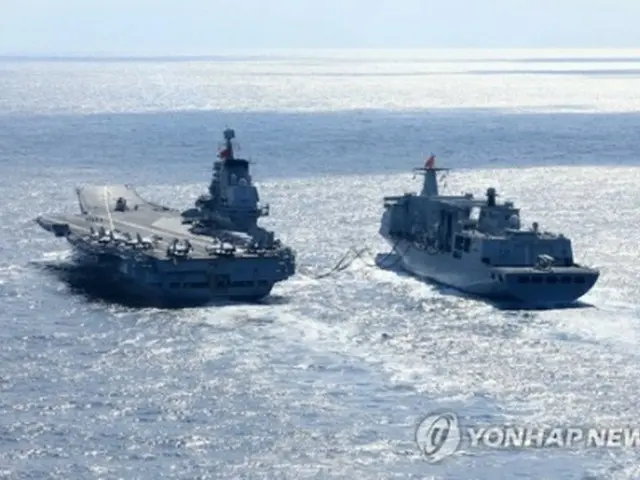 昨年１２月末に撮影された中国海軍の空母「遼寧」（左、資料写真）＝（新華社＝聯合ニュース）≪転載・転用禁止≫