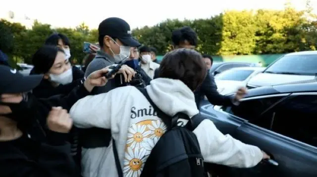 シン・ヘソン（SHINHWA）を警察署の前でキャッチ…飲酒測定拒否で逮捕の事件を探る＝KBS「芸中プラス」が取材（画像提供:wowkorea）