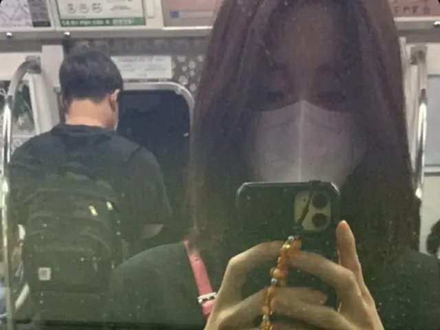 女優パク・ハソン、地下鉄にも乗る「気さくなてくてく族」…車内の隅で静かに“パシャリ”（画像提供:wowkorea）