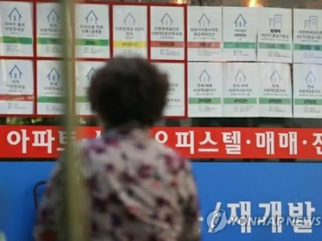 マンションなどの物件情報が掲示されている不動産屋（資料写真）＝（聯合ニュース）