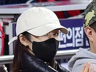 【フォト】「T-ARA」ジヨン、“プレ新郎”ファン・ジェギュン選手の試合を観戦…指輪がちらり？