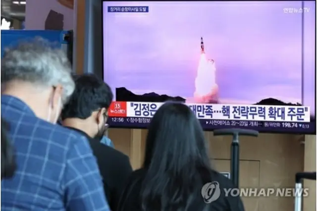 ソウル駅の待合室にあるテレビで北朝鮮の巡航ミサイル発射関連ニュースが流れている＝13日、ソウル（聯合ニュース）