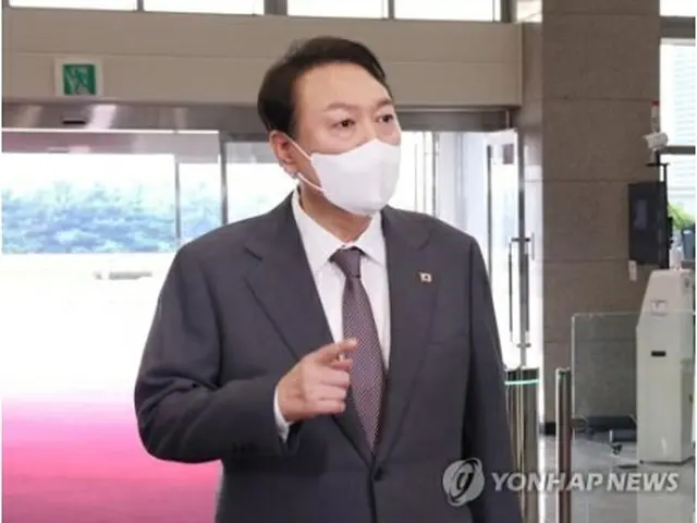 大統領室庁舎で記者団の質問に答える尹大統領＝１４日、ソウル（聯合ニュース）