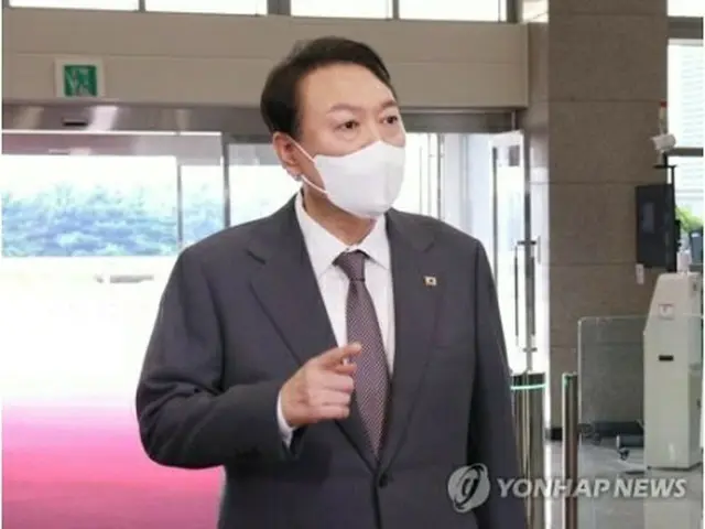 大統領室庁舎で記者団の質問に答える尹大統領＝１４日、ソウル（聯合ニュース）