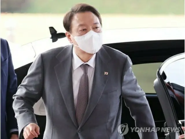 大統領室庁舎に入る尹大統領＝１４日、ソウル（聯合ニュース）