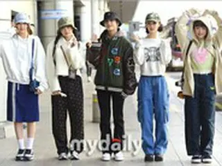 “MINJIルックス集中セルカ？”…「NewJeans」が日本へ出国、今回の空港ファッションはいたずらっ子スタイル