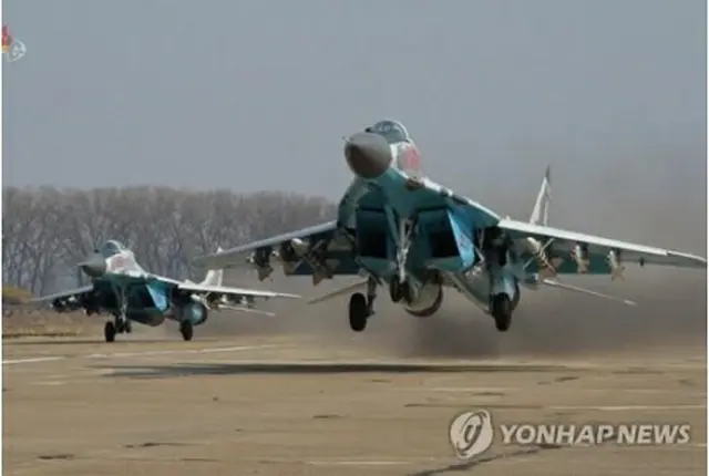２０２０年４月１２日、朝鮮中央テレビが放映した北朝鮮戦闘機の離陸の様子＝（聯合ニュース）≪転載・転用禁止≫