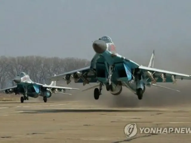 ２０２０年４月１２日、朝鮮中央テレビが放映した北朝鮮戦闘機の離陸の様子＝（聯合ニュース）≪転載・転用禁止≫
