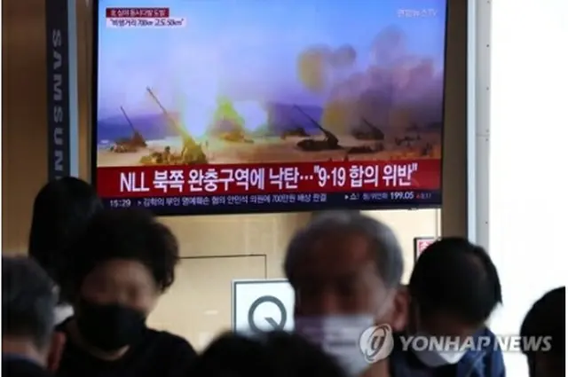 ソウル駅の待合室にあるテレビで北朝鮮の砲撃関連のニュースが流れている＝１４日、ソウル（聯合ニュース）