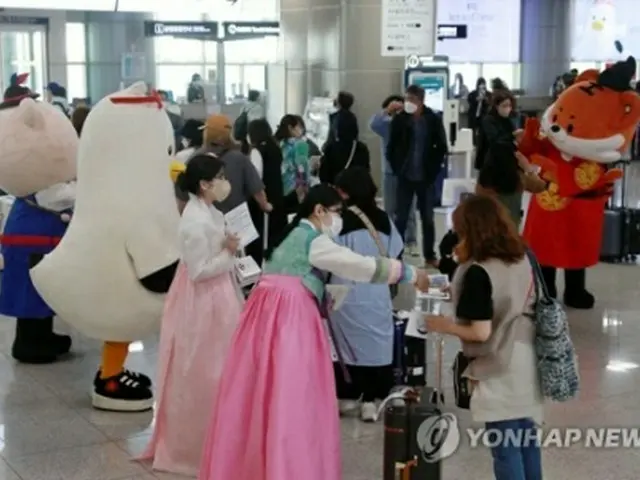 韓服を着てＢＴＳのファンを迎える韓国観光公社などの職員＝１４日、釜山（聯合ニュース）