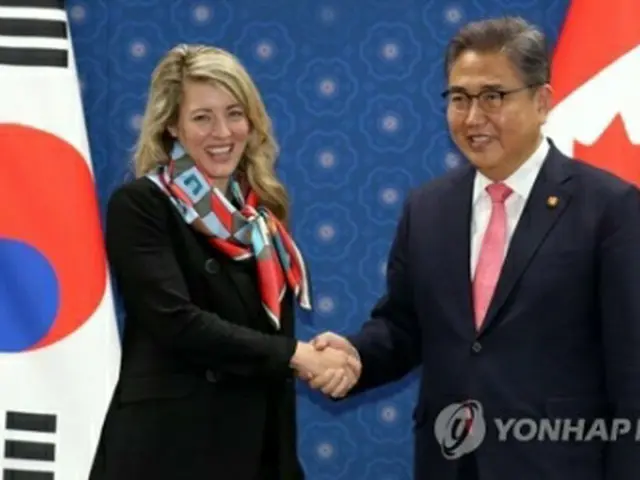 握手を交わす朴氏（右）とジョリー氏（共同取材）＝１４日、ソウル（聯合ニュース）
