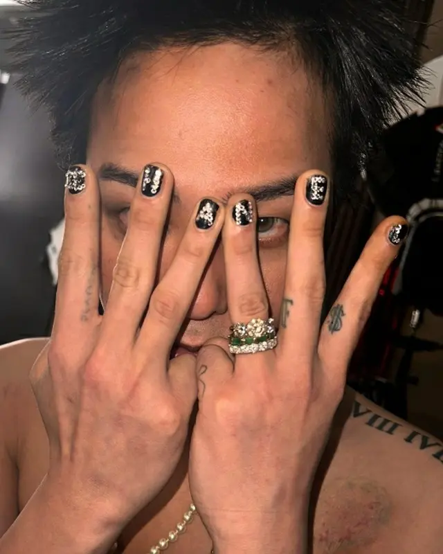 G-DRAGON（BIGBANG）、タトゥーがこんなに多かった？シックな濃いマニキュアをつけて（画像提供:wowkorea）