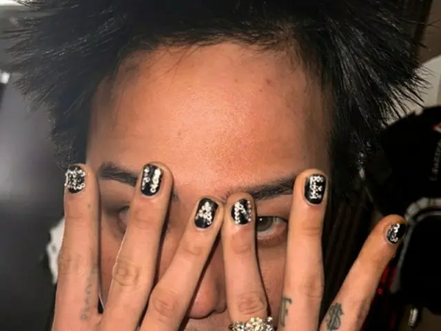 G-DRAGON（BIGBANG）、タトゥーがこんなに多かった？シックな濃いマニキュアをつけて（画像提供:wowkorea）