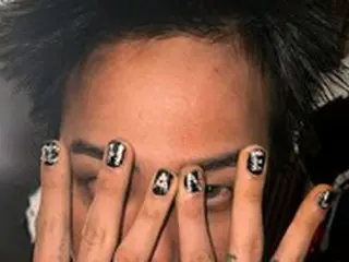 G-DRAGON（BIGBANG）、タトゥーがこんなに多かった？シックな濃いマニキュアをつけて