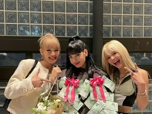 「BLACKPINK」LISA、コンサート祝いにお金のネックレス？…「(G)I-DLE」ミンニも「誇らしい」（画像提供:wowkorea）