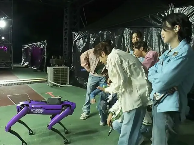 「BTS」釜山公演、“ロボット犬”がステージまでエスコート