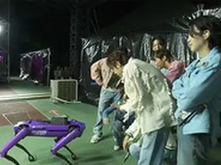 「BTS」釜山公演、“ロボット犬”がステージまでエスコート