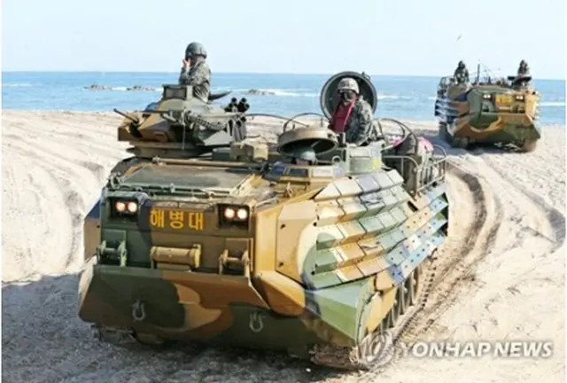 21年、護国訓練を行う海兵隊の装甲車＝（聯合ニュース）